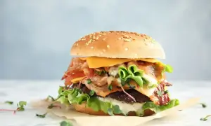 Apetyczny burger z bekonem, serem i warzywami. Zastanawiasz się nad big mac kcal? Ten burger wygląda na sycący!
