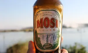 Butelka piwa Mosi Lager z wodospadem na etykiecie. Zastanawiasz się, ile kalorii ma piwo?