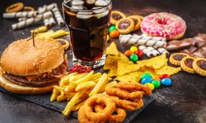 Burger, frytki, krążki cebulowe, cola, słodycze i ciastka – wszystko to może zawierać szkodliwe tłuszcze trans.