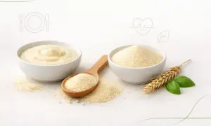 Dwie miseczki z kaszą manną, jedna gotowa, druga sucha na łyżce. Obok kłos pszenicy i liście. Kasza manna kcal - zdrowy wybór.