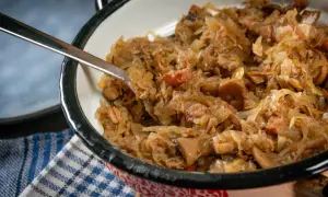 Pyszny bigos w garnku, pełen mięsa i kapusty. Idealny na zimę, choć jego bigos kcal może być sporą pokusą.