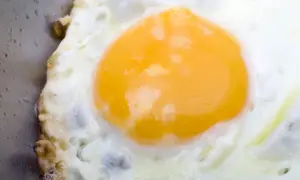 Jajko sadzone na patelni, z płynnym żółtkiem. Idealne na śniadanie, gdy liczymy jajko sadzone kcal.