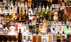 Wiele butelek alkoholu na półce. Szukając, jaki alkohol ma najmniej kalorii, warto zwrócić uwagę na te przejrzyste.