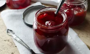 Słoiki z domowym dżemem truskawkowym. Idealny przepis, jak zrobić dżem, by cieszyć się nim przez cały rok.