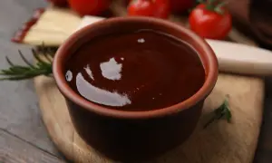 Gęsty, ciemny sos w glinianej miseczce, idealny do dań z grilla. Dowiedz się, jak zrobić ciemny sos, który zachwyci smakiem.