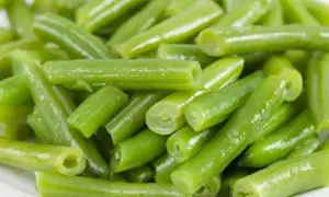 Garnek pełen zielonej fasolki szparagowej, idealnej na lekki posiłek. Niska zawartość kcal sprawia, że to zdrowy wybór.