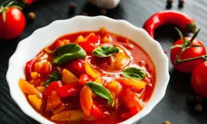Aromaticzne leczo z papryką i pomidorami, idealne na lekki posiłek. Niskie leczo kcal, pełne smaku i witamin.