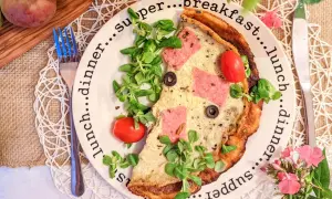 Omlet z szynką, pomidorkami i rukolą na talerzu z napisami "breakfast", "lunch", "dinner", "supper".