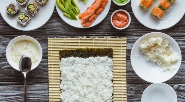 Składniki do sushi: ryż, nori, łosoś, awokado, wasabi, imbir, serek.
