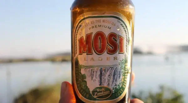 Butelka piwa Mosi Lager z wodospadem na etykiecie. Zastanawiasz się, ile kalorii ma piwo?