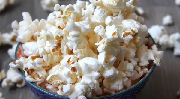 Pyszny popcorn na patelni, idealny do filmowego wieczoru. Prosty przepis, jak zrobić popcorn na patelni, by był chrupiący i puszysty.
