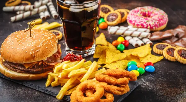 Burger, frytki, krążki cebulowe, cola, słodycze i ciastka – wszystko to może zawierać szkodliwe tłuszcze trans.