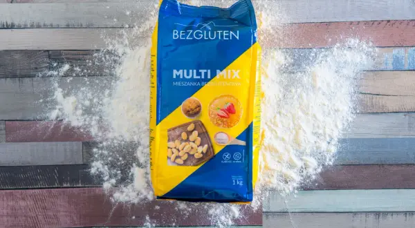 Mieszanka mąki bez glutenu "Multi Mix" od Bezgluten, idealna do wypieków. Na opakowaniu zdjęcia babeczki, naleśników i kluseczek.