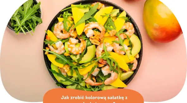 Kolorowa sałatka z krewetkami, awokado i mango, udekorowana rukolą.