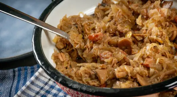 Pyszny bigos w garnku, pełen mięsa i kapusty. Idealny na zimę, choć jego bigos kcal może być sporą pokusą.