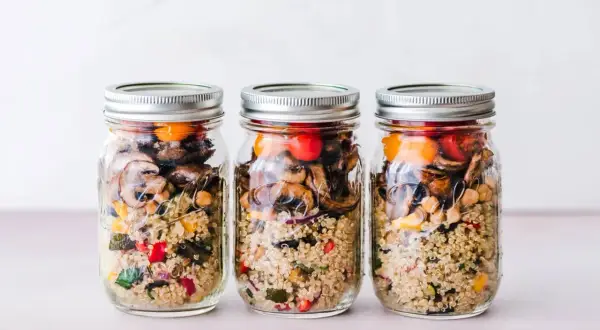 Słoiki z komosą ryżową i warzywami, idealne do lunchboxów. Inspiracja na zdrowe komosa ryżowa przepisy.