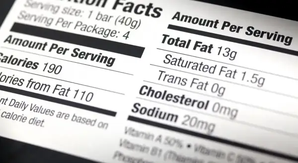 Etykieta z informacjami o wartościach odżywczych, pokazująca kaloryczność 190 kcal na porcję.