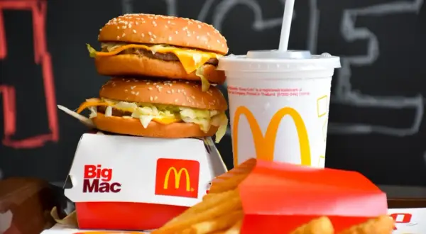 Dwa Big Maci, frytki i napój z McDonald's. Idealny zestaw, choć red chikker kcal może przyprawić o zawrót głowy.