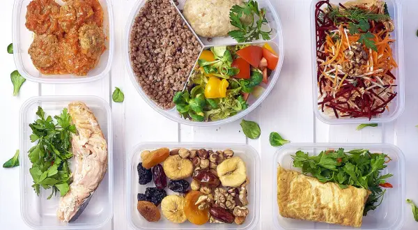 Zdrowe posiłki na celiakia dieta: łosoś, kotleciki, kasza, sałatka, omlet, warzywa i orzechy.