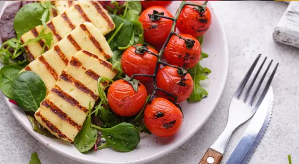 Wegetariański grill: Jak zaskoczyć smakiem? Warzywa, sery, tofu