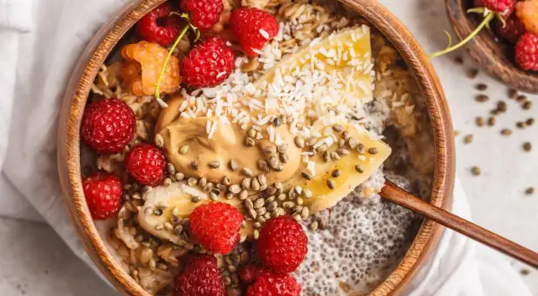 Pudding chia z bananem, malinami i masłem orzechowym. Idealne na zdrowe śniadanie, to jedne z najlepszych nasiona chia przepisy.