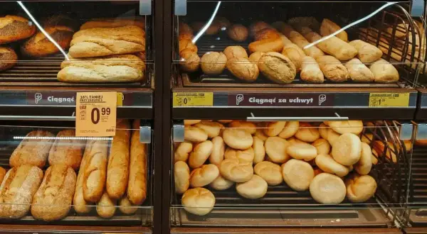 Na półkach sklepowych widać świeże pieczywo: bułki z ziarnami, bagietki i chlebki. Idealne na śniadanie, choć warto sprawdzić bułka z ziarnami kcal.