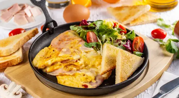 Zdrowy omlet: 10 przepisów na puszysty start dnia. Słodko i słono!