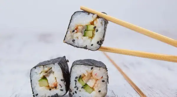 Ile kalorii ma sushi wegetariańskie? Jedz świadomie i zdrowo!