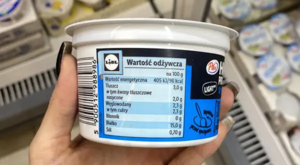 Serek wiejski lekki Pilos z Lidla. Na 100g ma 96 kcal, 3g tłuszczu i 15g białka. Idealny na dietę.
