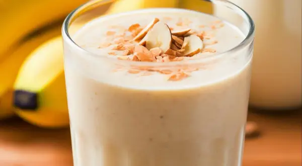 Sycące smoothie bananowe z płatkami migdałów i owsianymi.