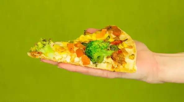 Ile kalorii ma pizza wegetariańska? Sekrety lżejszej wersji
