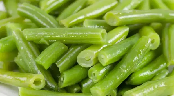 Garnek pełen zielonej fasolki szparagowej, idealnej na lekki posiłek. Niska zawartość kcal sprawia, że to zdrowy wybór.