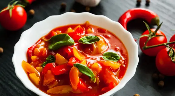 Aromaticzne leczo z papryką i pomidorami, idealne na lekki posiłek. Niskie leczo kcal, pełne smaku i witamin.