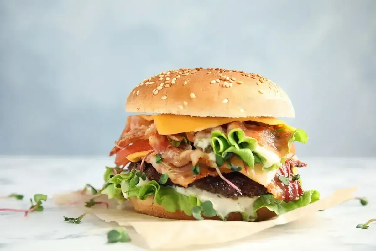 Apetyczny burger z bekonem, serem i warzywami. Zastanawiasz się nad big mac kcal? Ten burger wygląda na sycący!