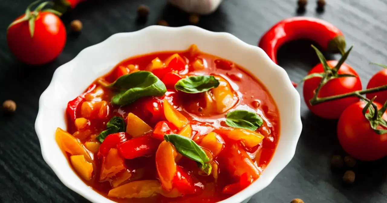 Aromaticzne leczo z papryką i pomidorami, idealne na lekki posiłek. Niskie leczo kcal, pełne smaku i witamin.