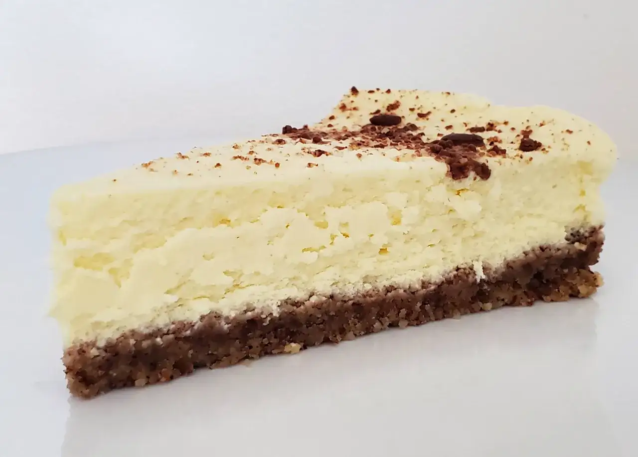 Kawałek pysznego, kremowego sernika z mascarpone na keto spodzie, posypany czekoladą. Szybki deser, który zachwyci każdego!