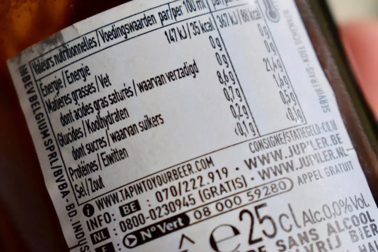 Etykieta piwa podaje, że 100 ml zawiera 35 kcal. To piwo ma 0,0% alkoholu.