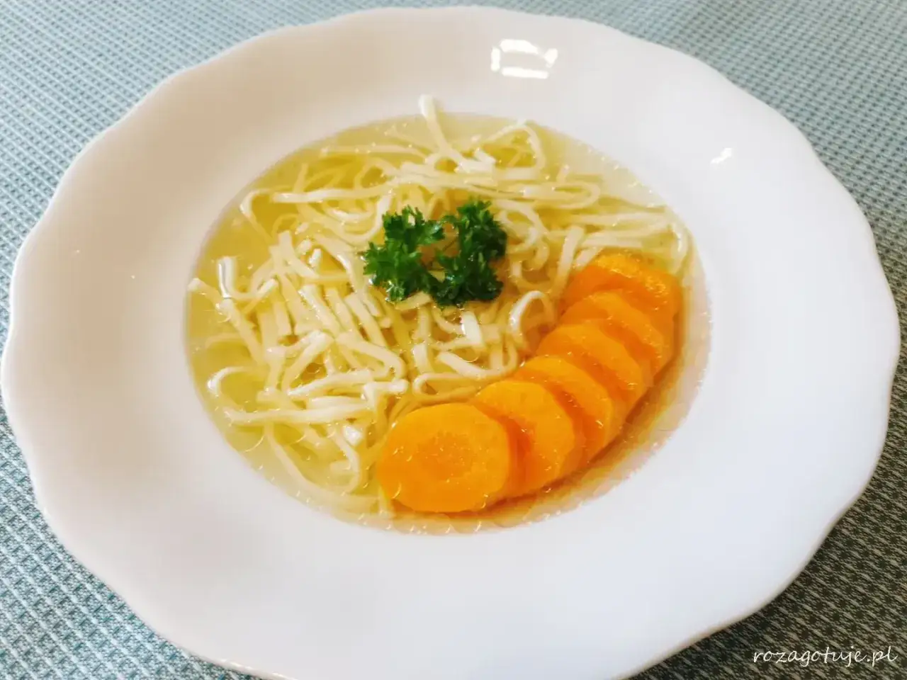Aksamitny rosół z makaronem i marchewką, idealny na lekki posiłek. Niskie rosół kcal.